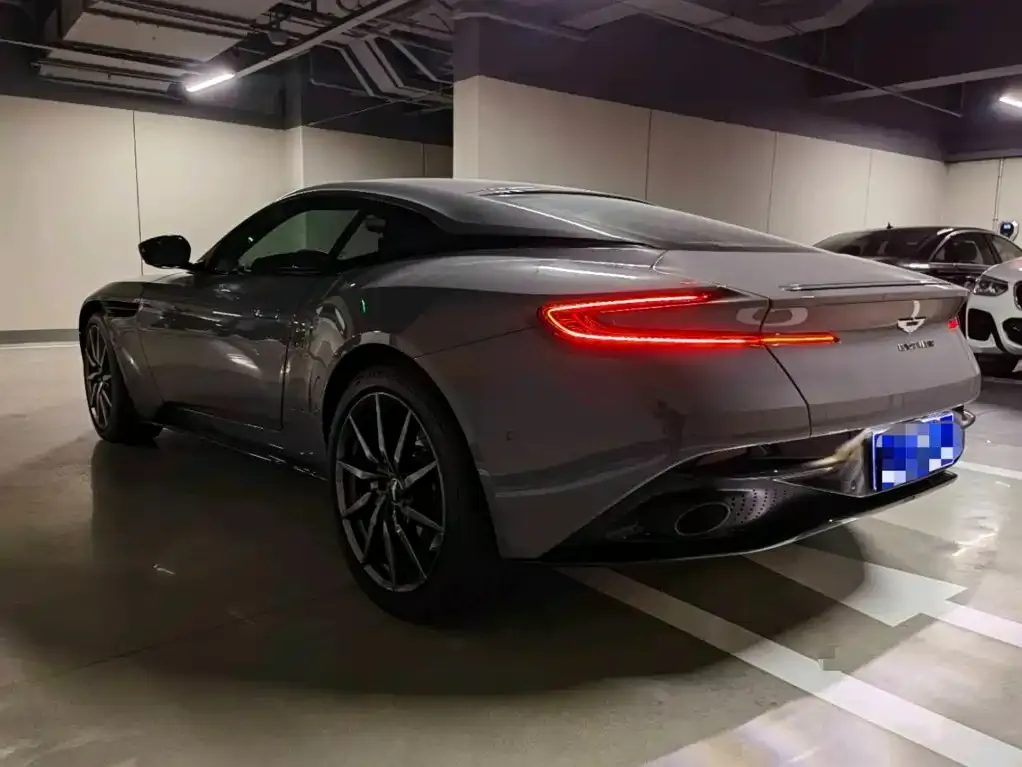 Aston Martin DB11 — фото 7