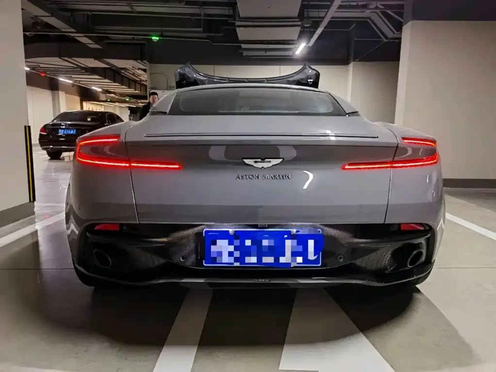 Aston Martin DB11 — фото 4