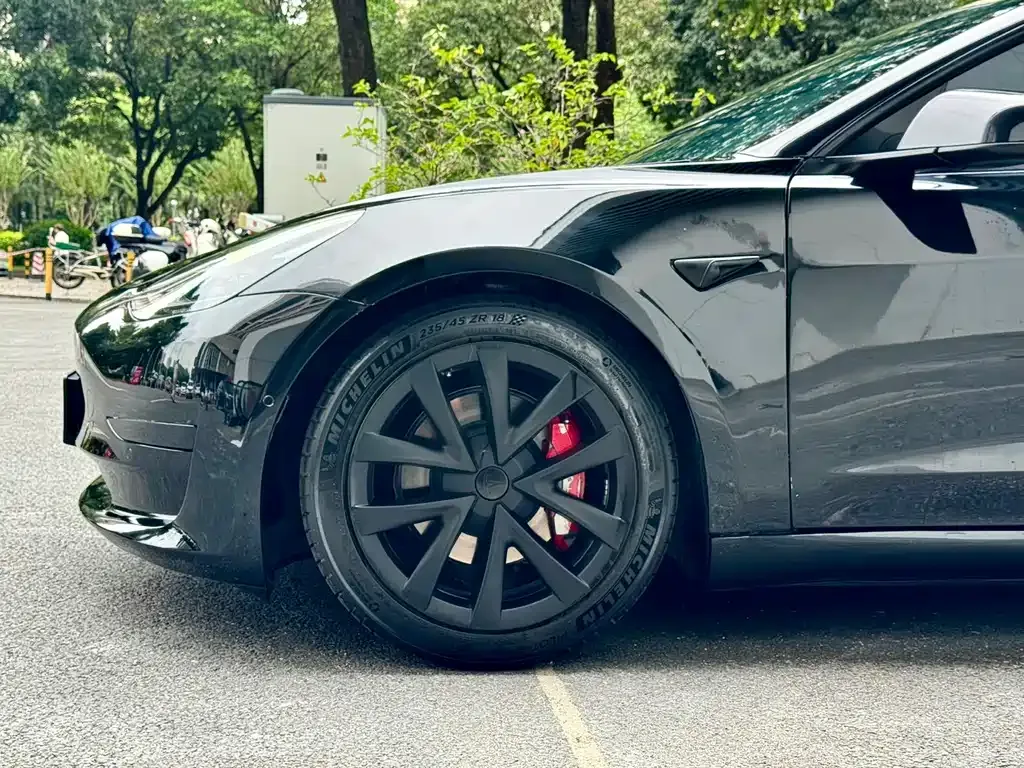 Tesla Model 3 — фото 9