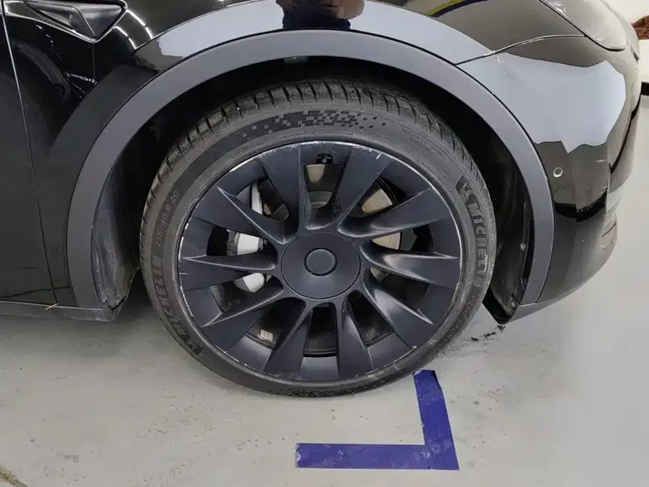 Tesla Model Y — фото 10