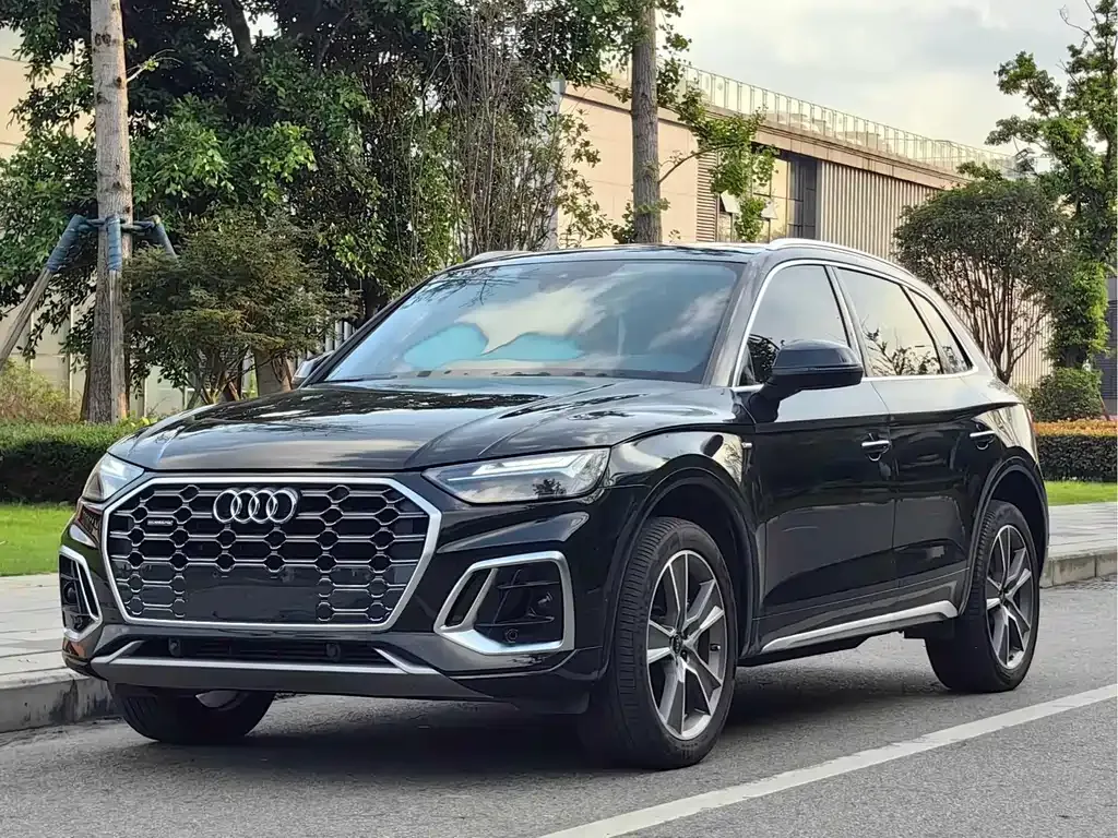 Audi Q5L — фото 1