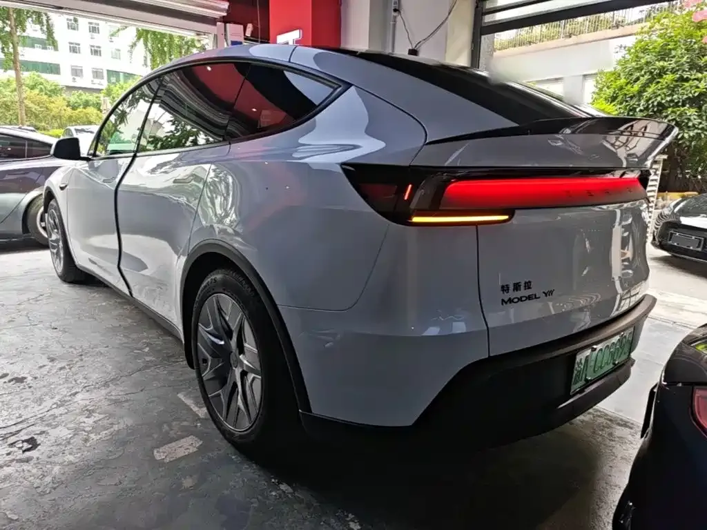Tesla Model Y L — фото 9