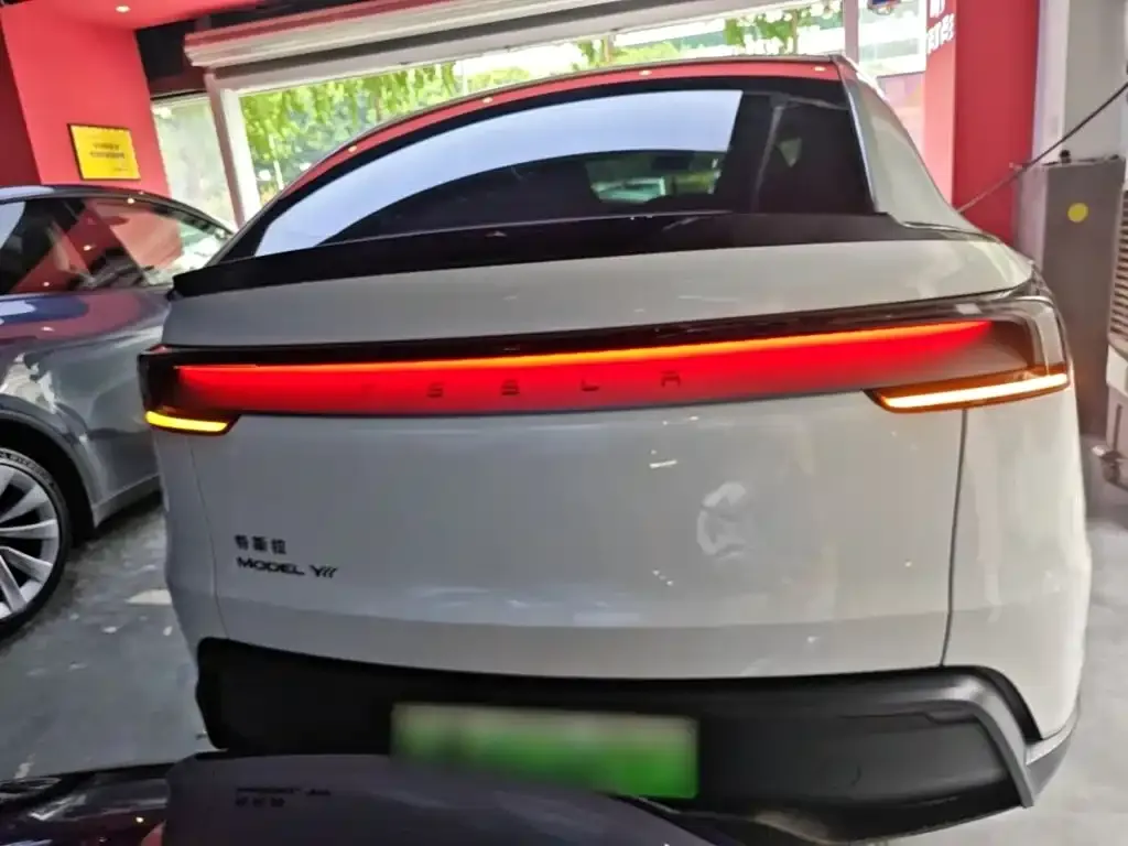 Tesla Model Y L — фото 4