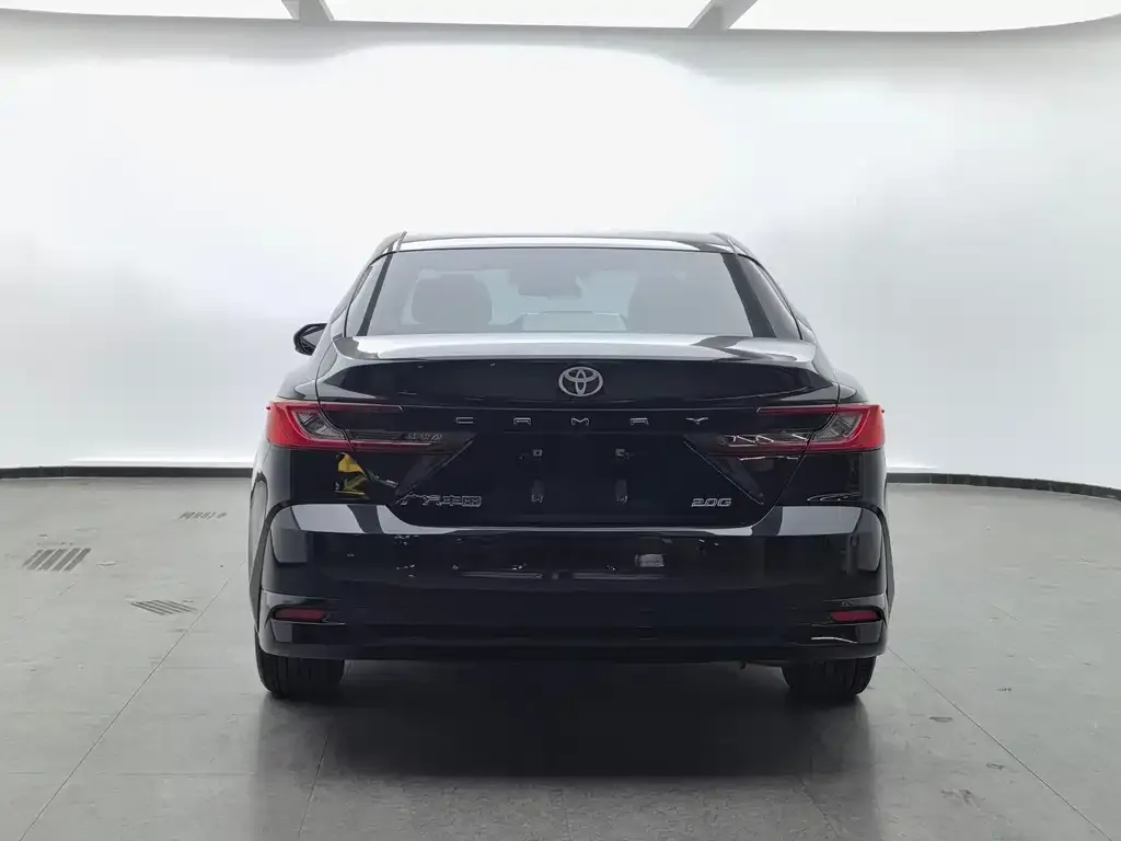Toyota Camry — фото 2