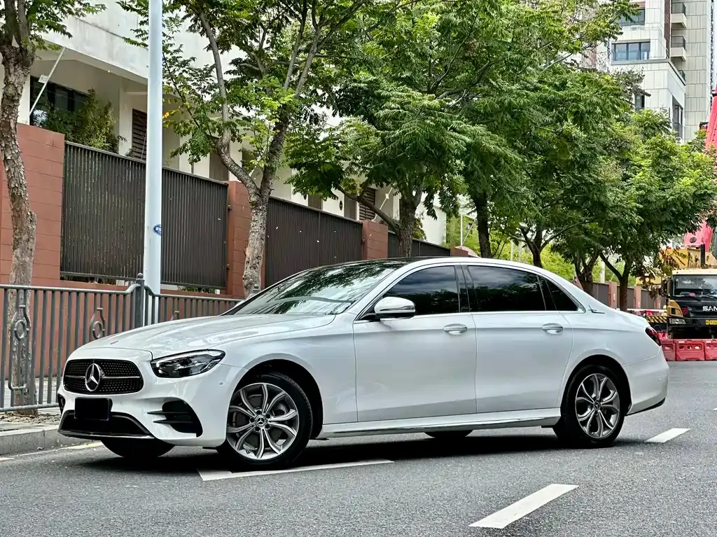 Mercedes-Benz E-Class — фото 1