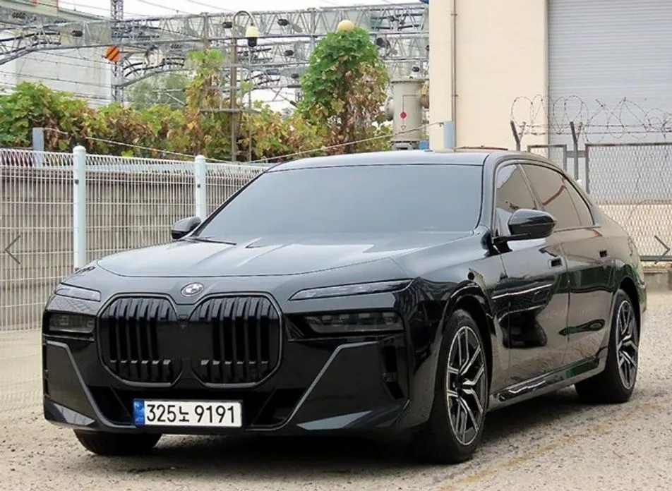 BMW 7-Series — фото 10