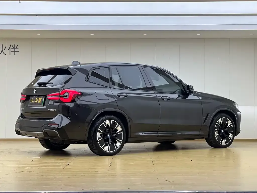 BMW iX3 — фото 9