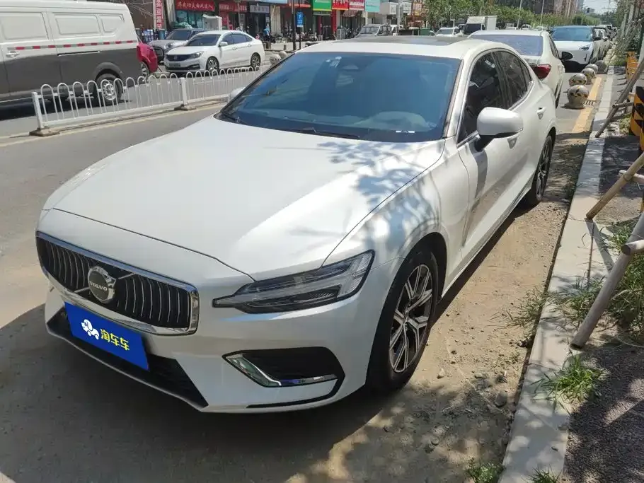 Volvo S60 — фото 1