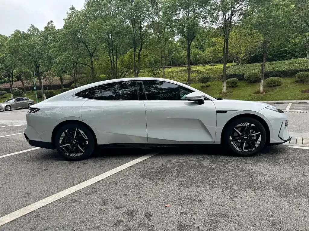Geely Galaxy E8 — фото 10