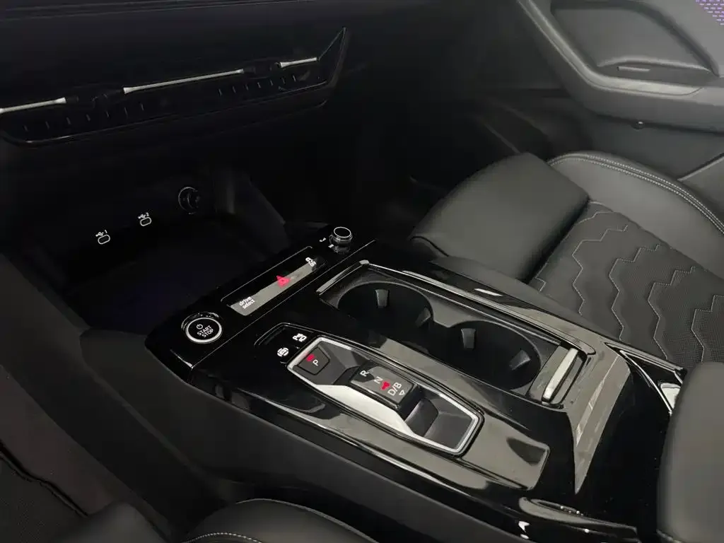 Audi Q6L e-tron — фото 3