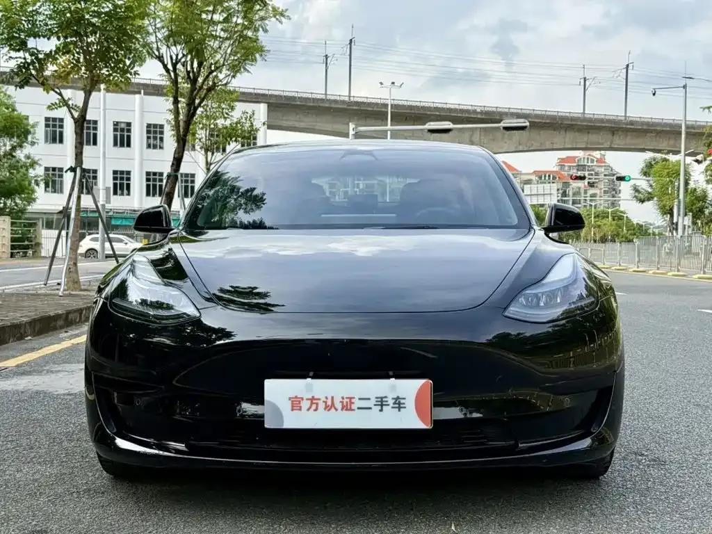 Tesla Model 3 — фото 1