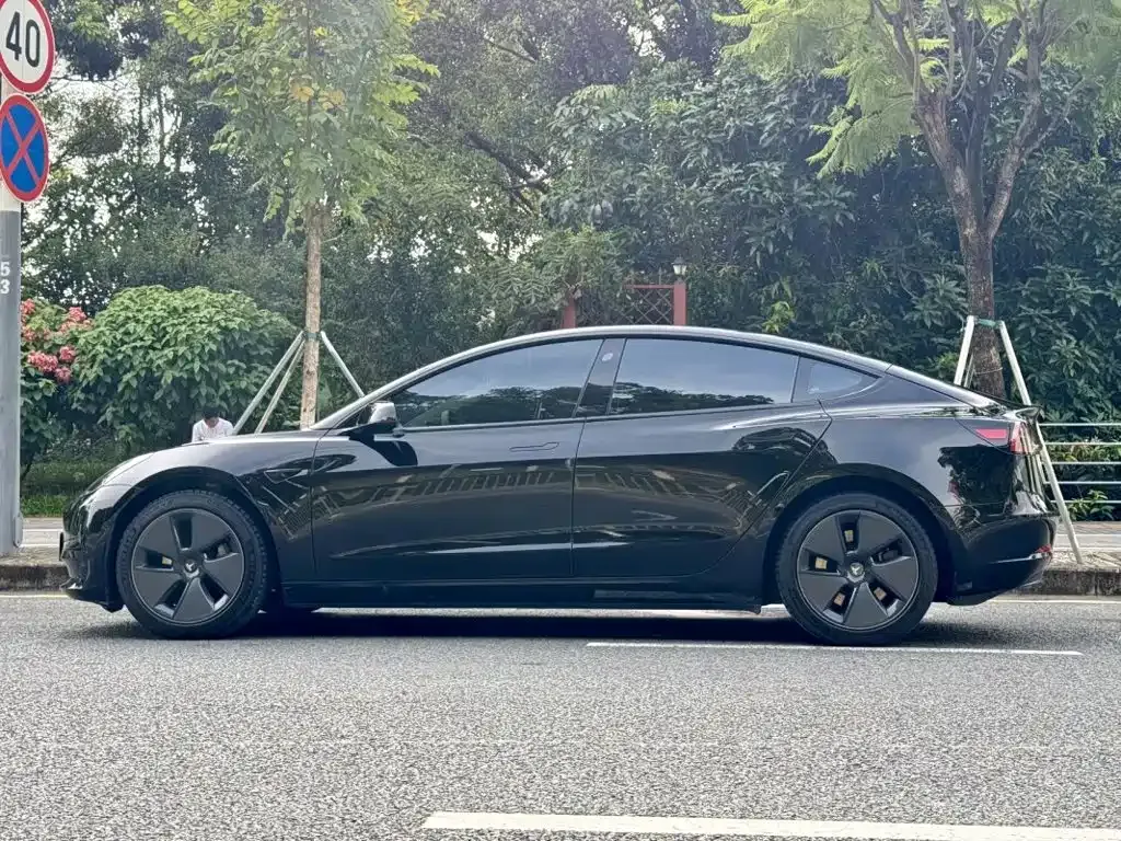 Tesla Model 3 — фото 9