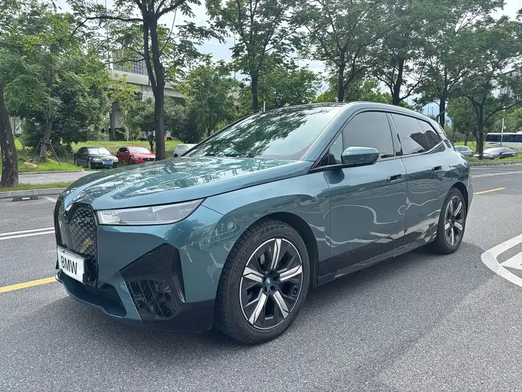 BMW iX — фото 1