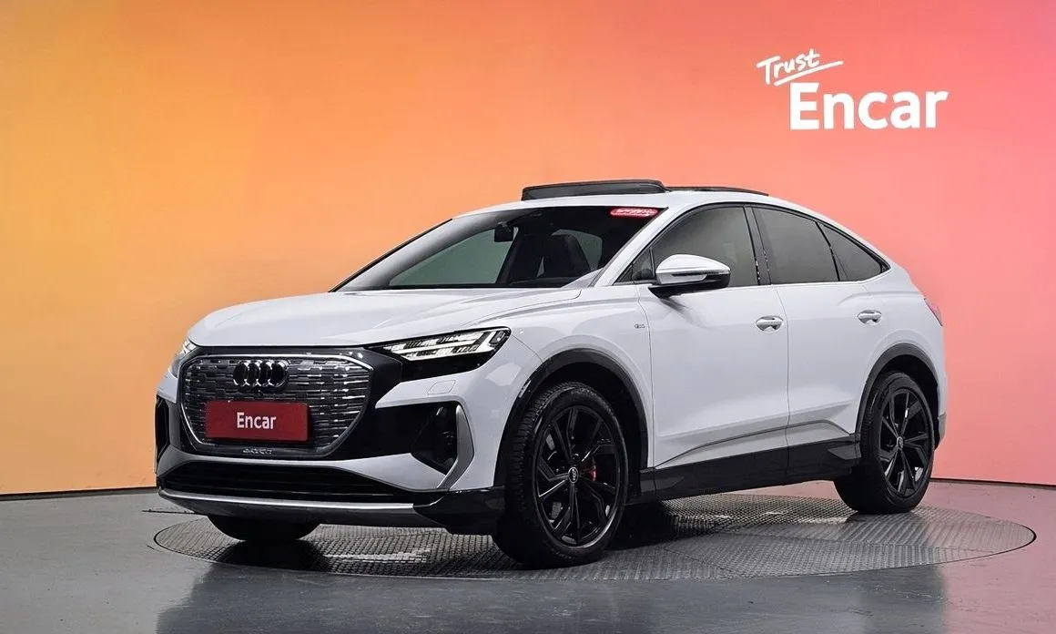 Audi Q4 e-tron — фото 1