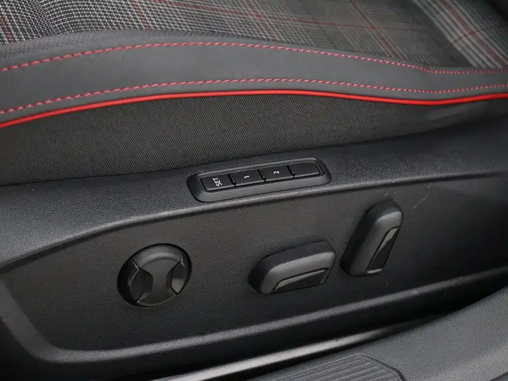 Volkswagen Golf GTI — фото 10