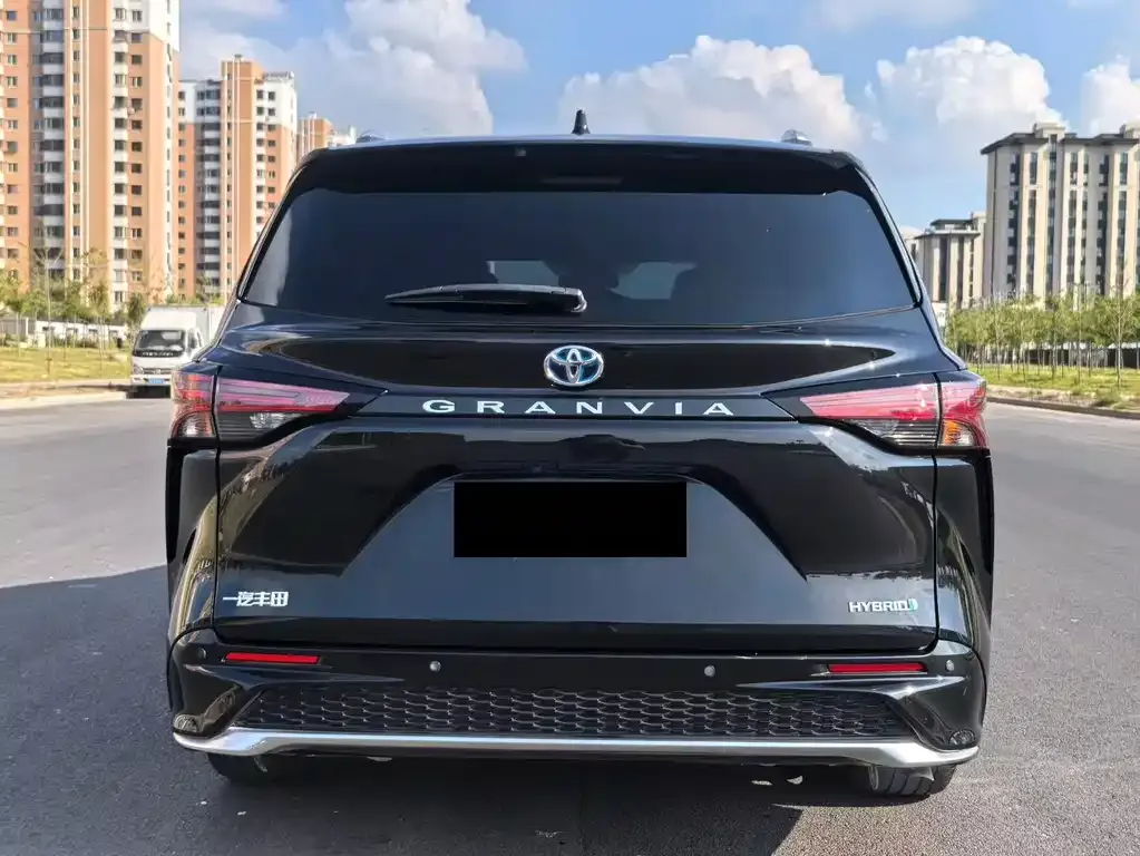Toyota Granvia — фото 3
