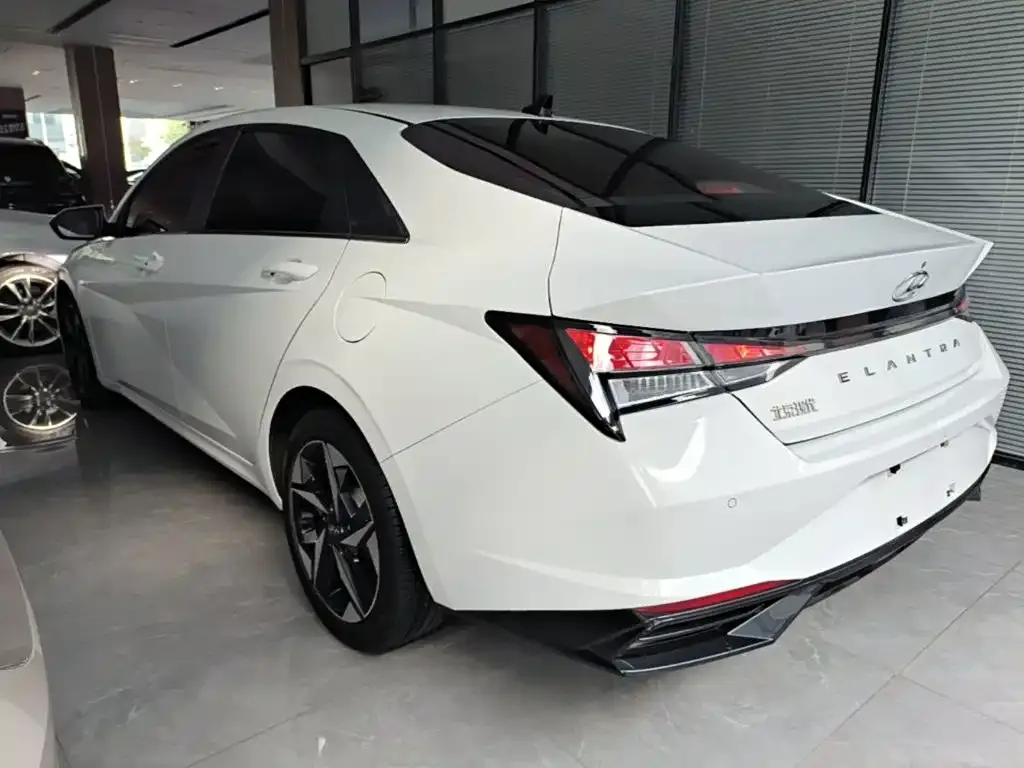 Hyundai Elantra — фото 4