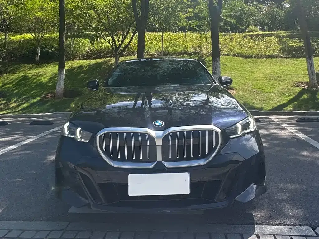 BMW 5 Series — фото 1