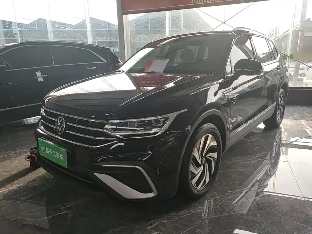 Volkswagen Tiguan L — фото 1