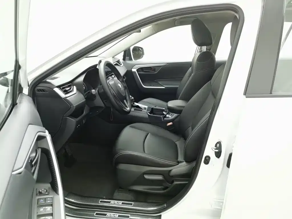 Toyota RAV4 — фото 7