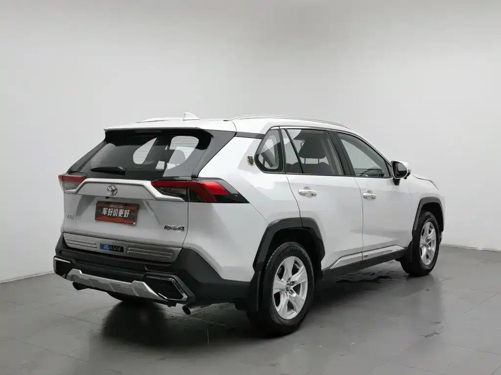 Toyota RAV4 — фото 6