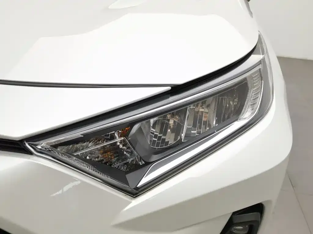 Toyota RAV4 — фото 5