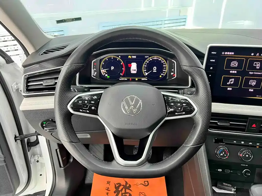 Volkswagen Tiguan L — фото 3
