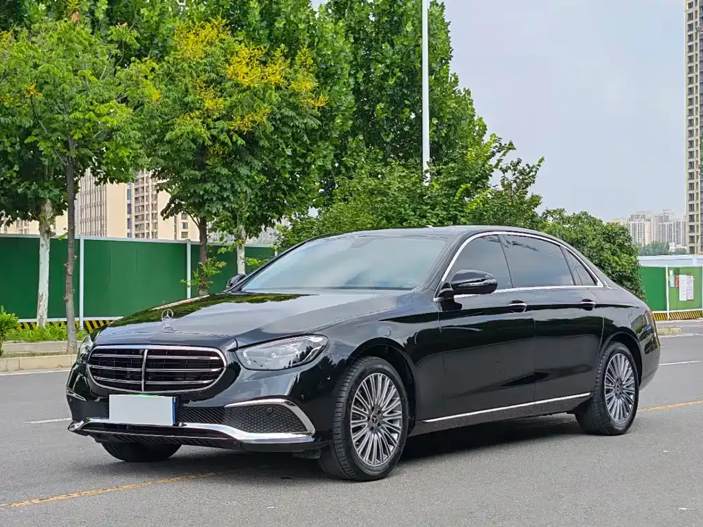 Mercedes-Benz E-Class — фото 1