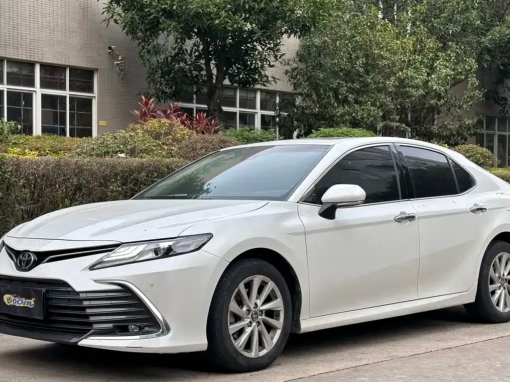 Toyota Camry — фото 1