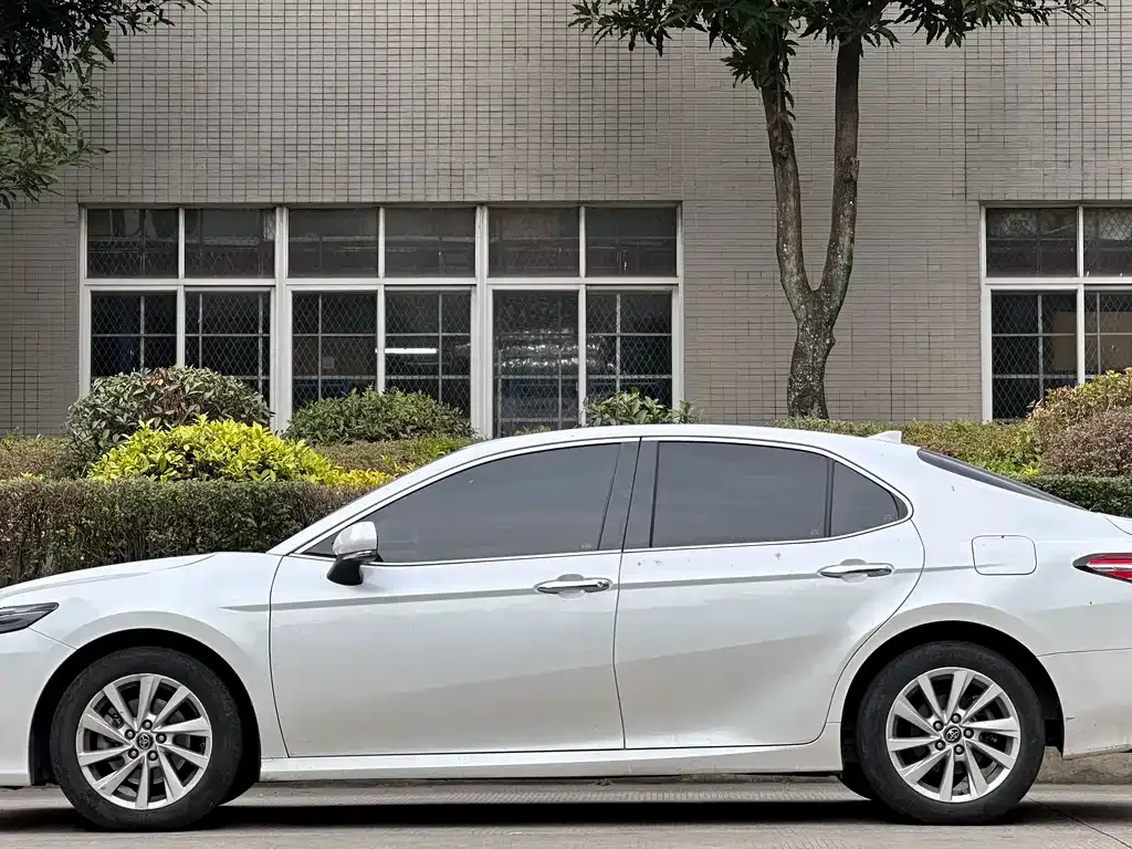 Toyota Camry — фото 9
