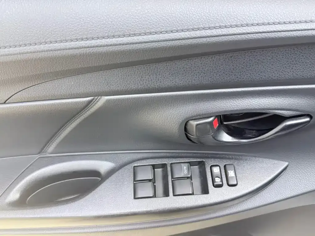 Toyota Yaris L — фото 8