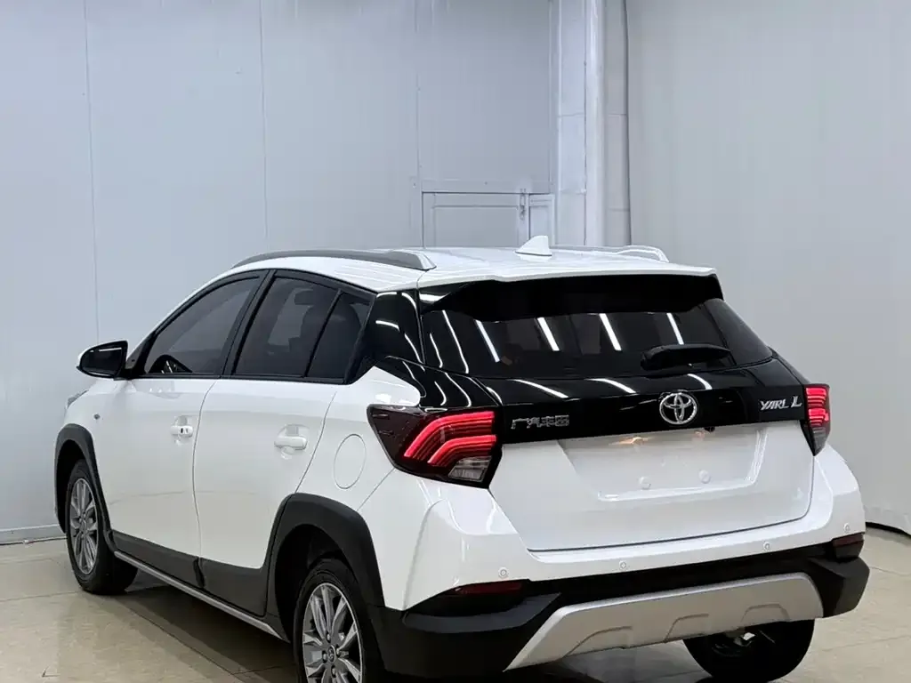 Toyota Yaris L — фото 10