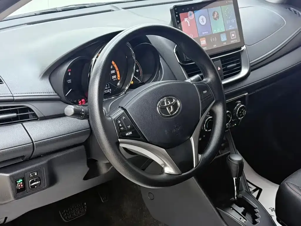 Toyota Yaris L — фото 7