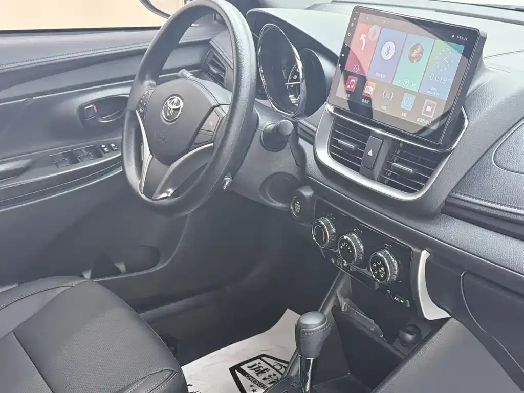 Toyota Yaris L — фото 9