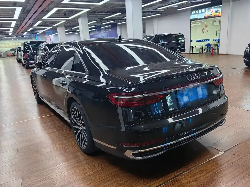 Audi A8 — фото 9