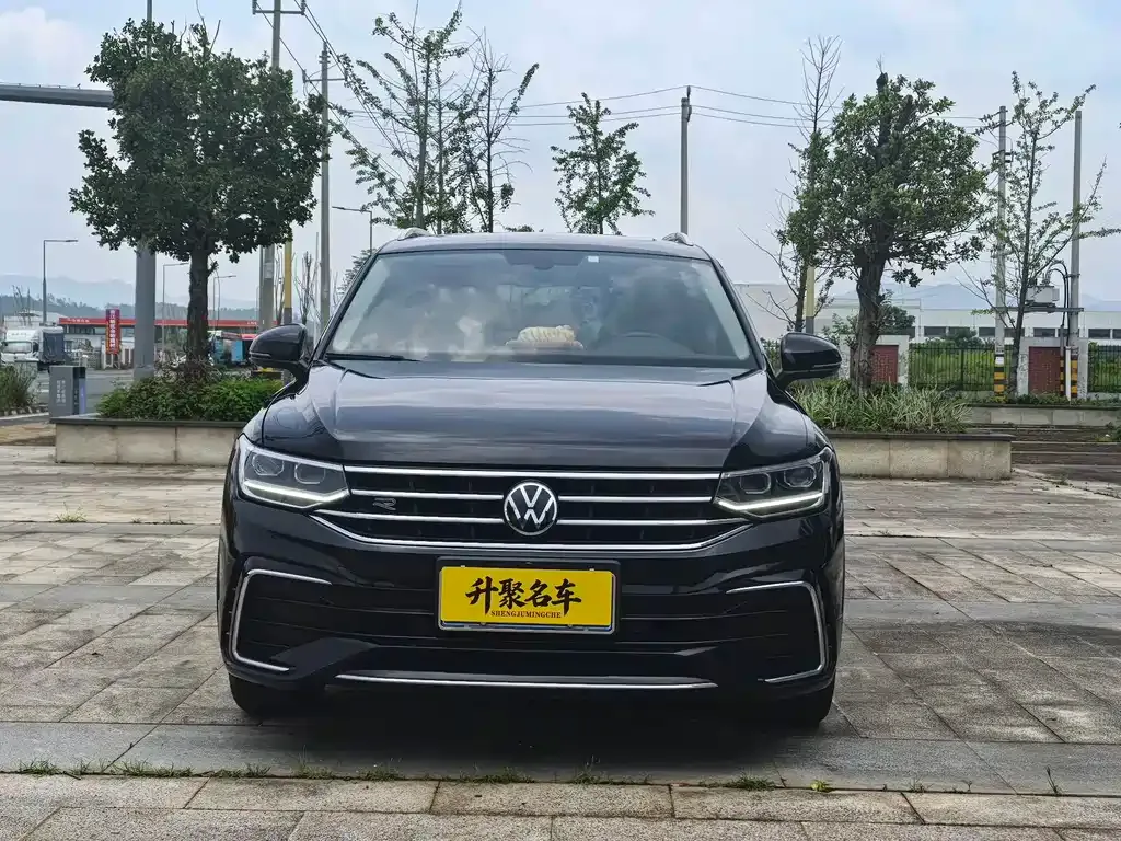 Volkswagen Tiguan L — фото 1