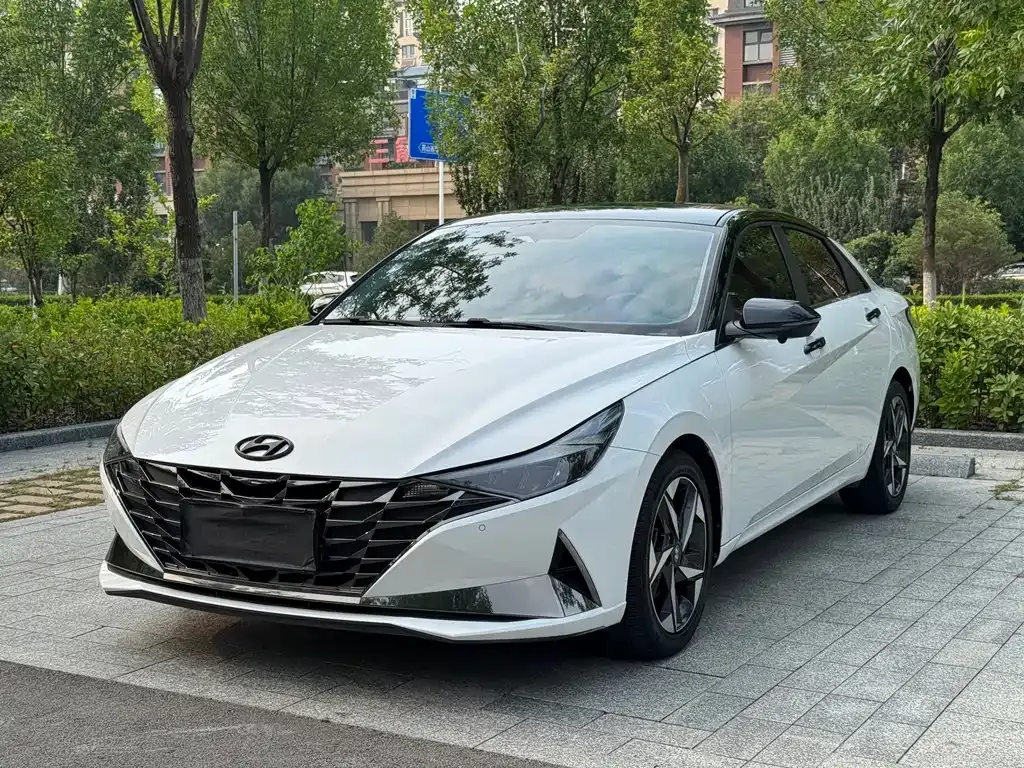 Hyundai Elantra — фото 1