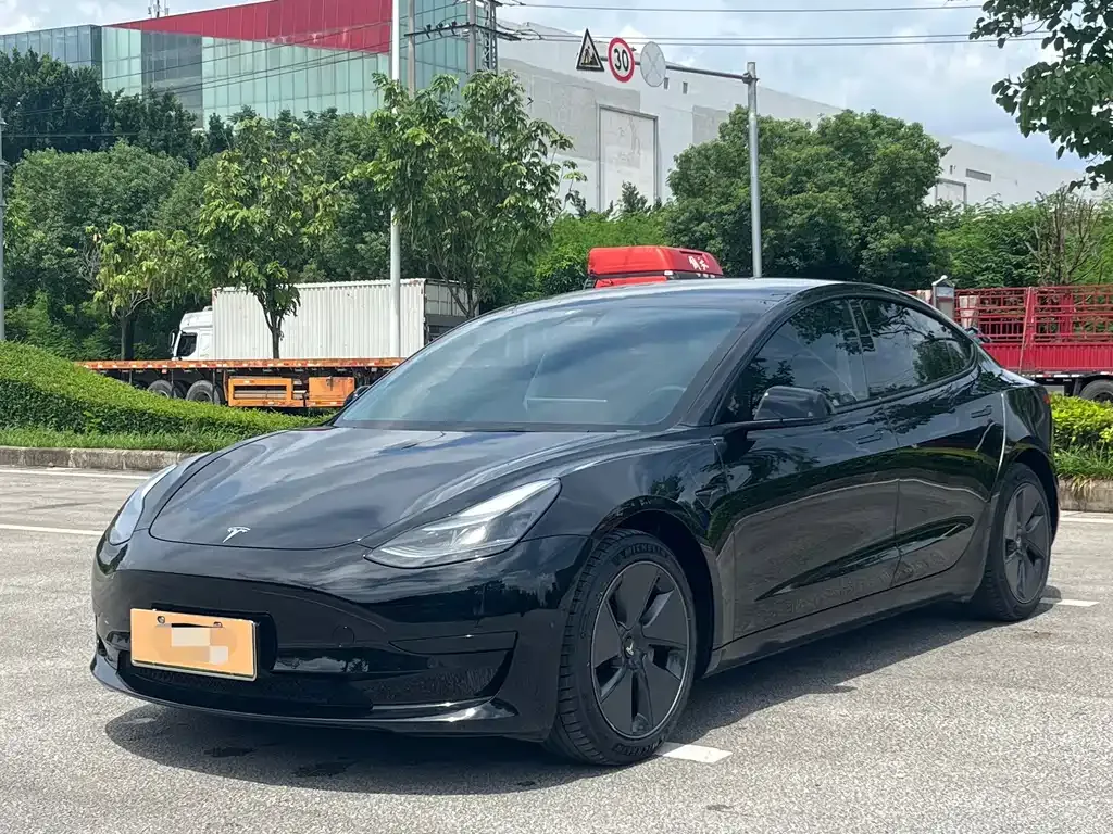 Tesla Model 3 — фото 1