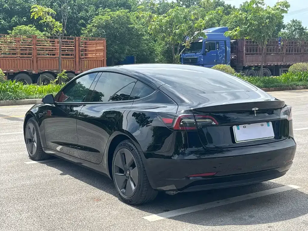 Tesla Model 3 — фото 10
