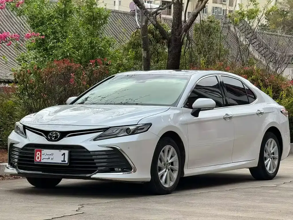 Toyota Camry — фото 1