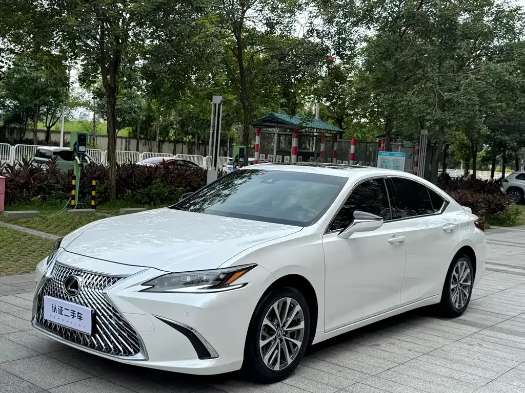 Lexus ES — фото 1
