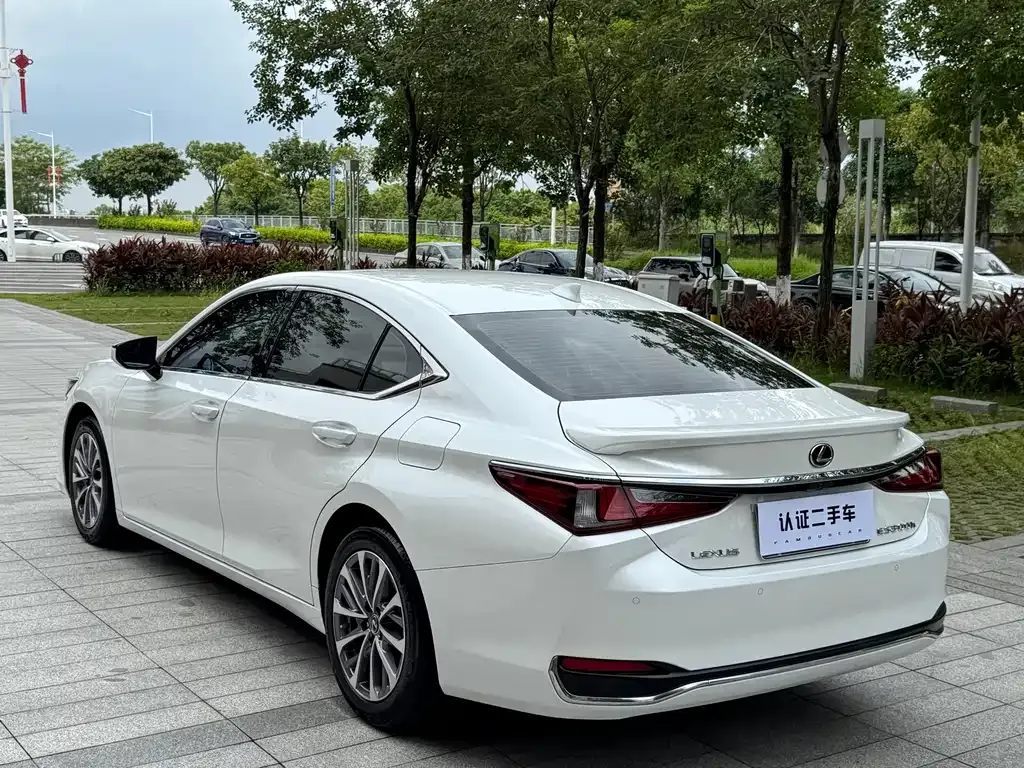Lexus ES — фото 10