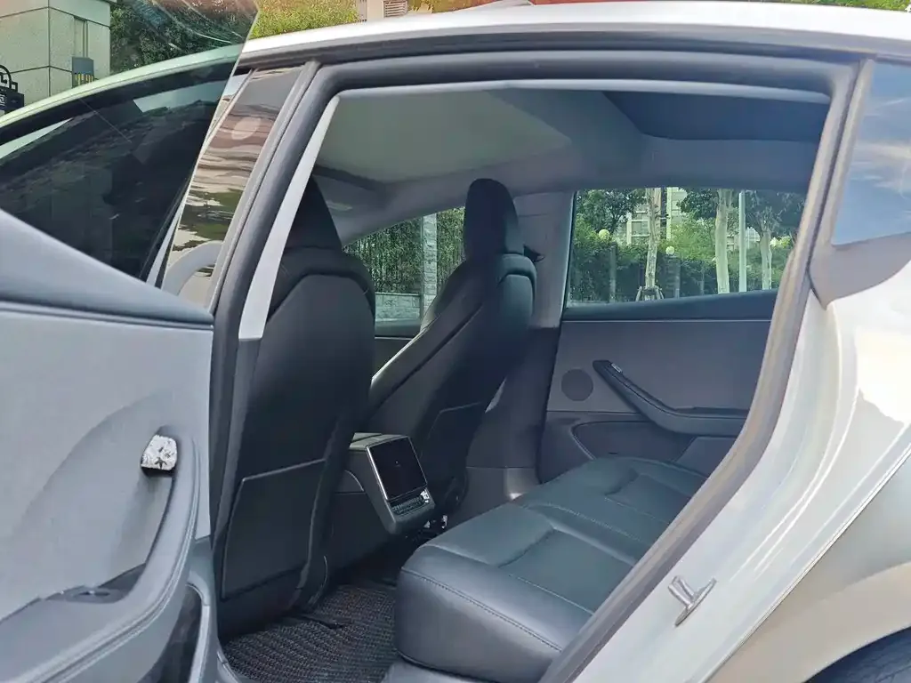 Tesla Model 3 — фото 10