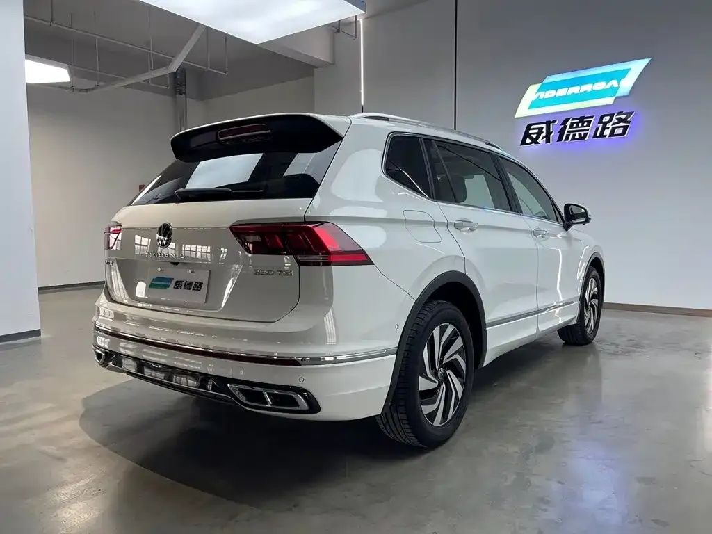 Volkswagen Tiguan L — фото 10