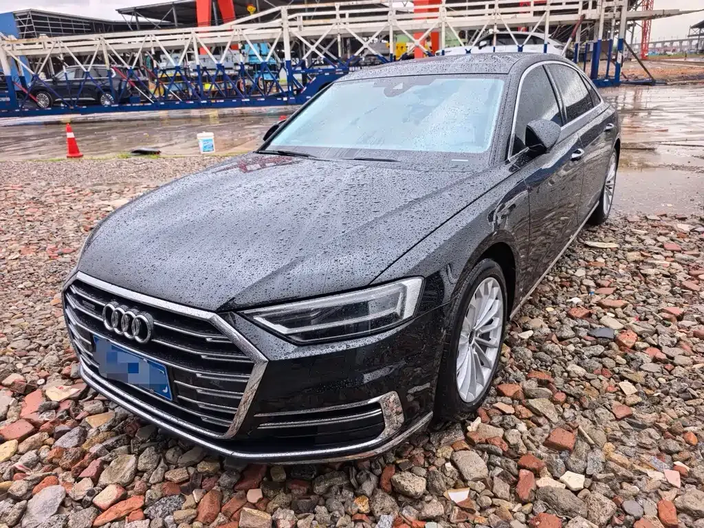 Audi A8 — фото 1