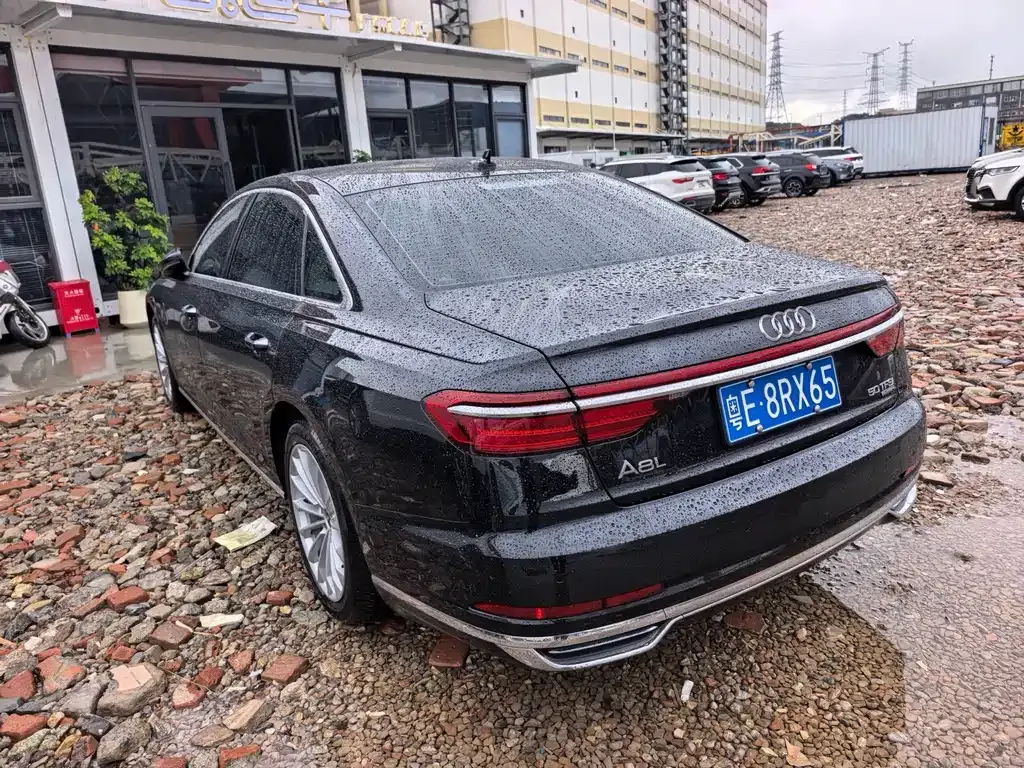 Audi A8 — фото 8
