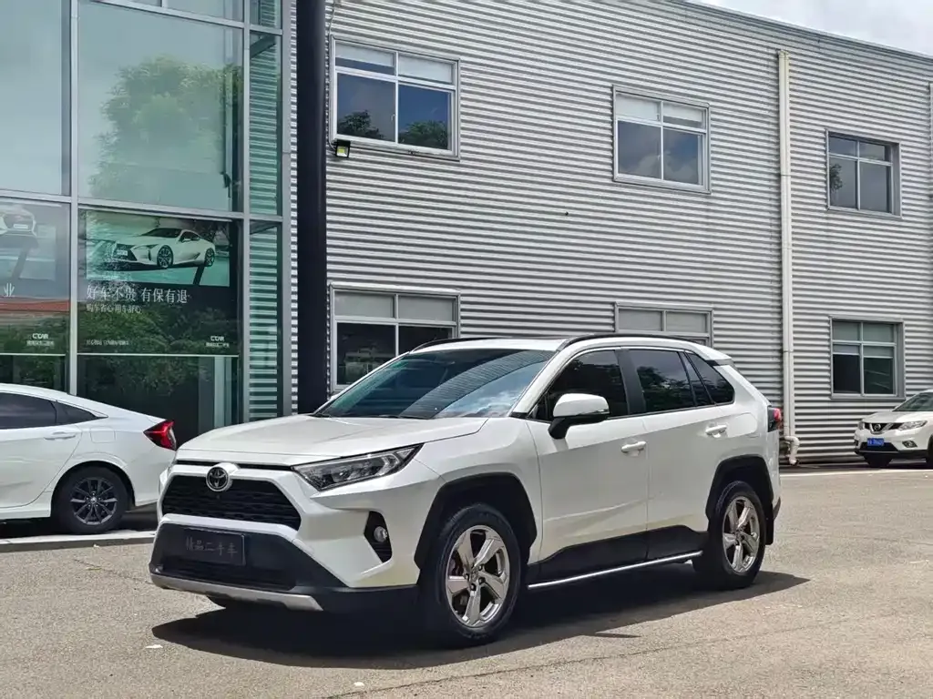 Toyota RAV4 — фото 1