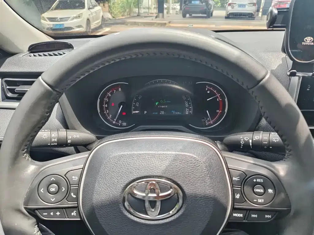 Toyota RAV4 — фото 4