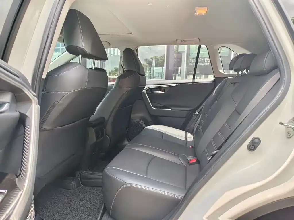 Toyota RAV4 — фото 10