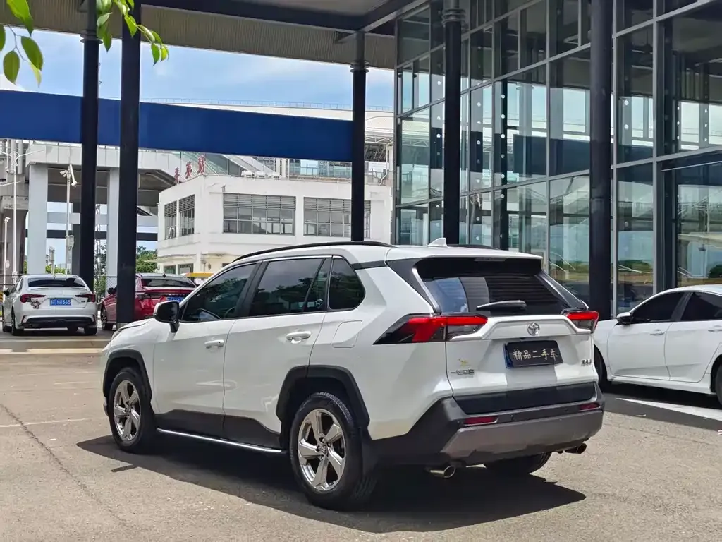 Toyota RAV4 — фото 6